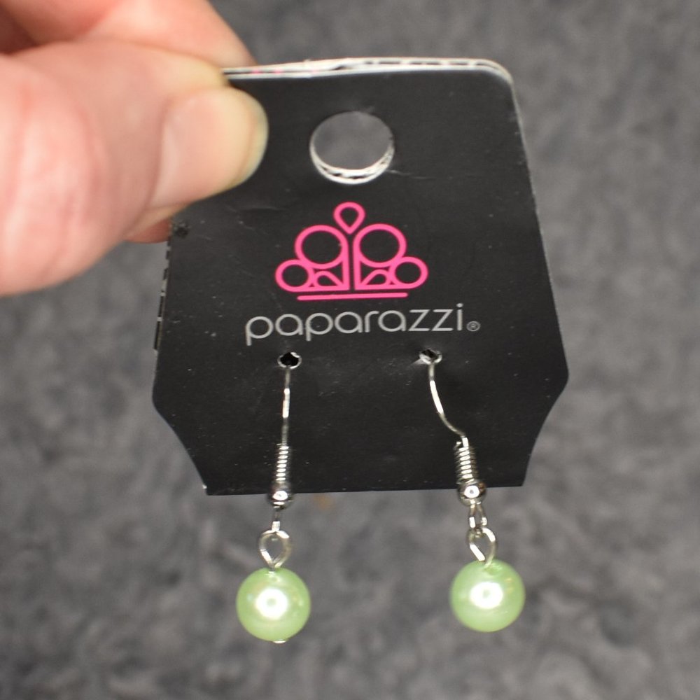 🔥 3/$15 NWT Paparazzi Green Faux Pearl Dangle Earrings